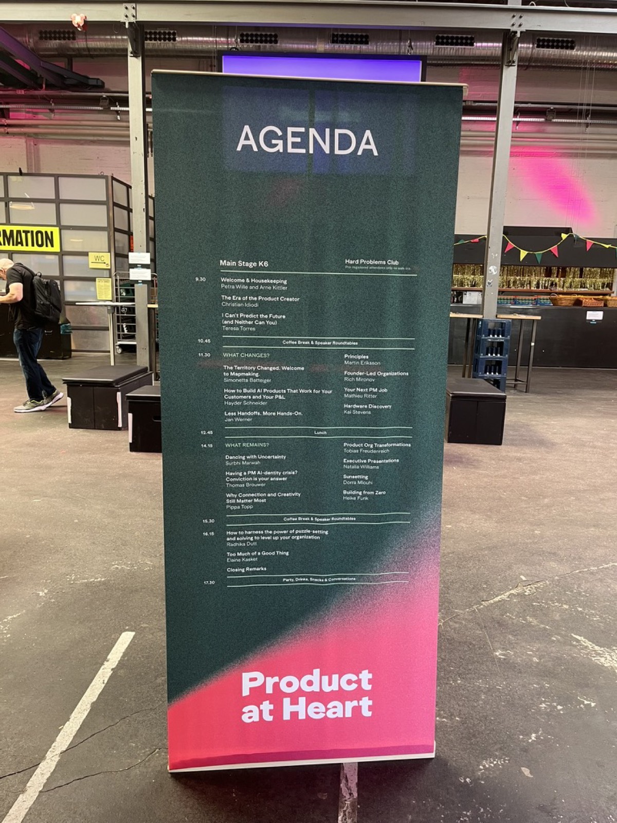 Banner com a agenda completa do dia, listando o palco principal e o Hard Problems Club