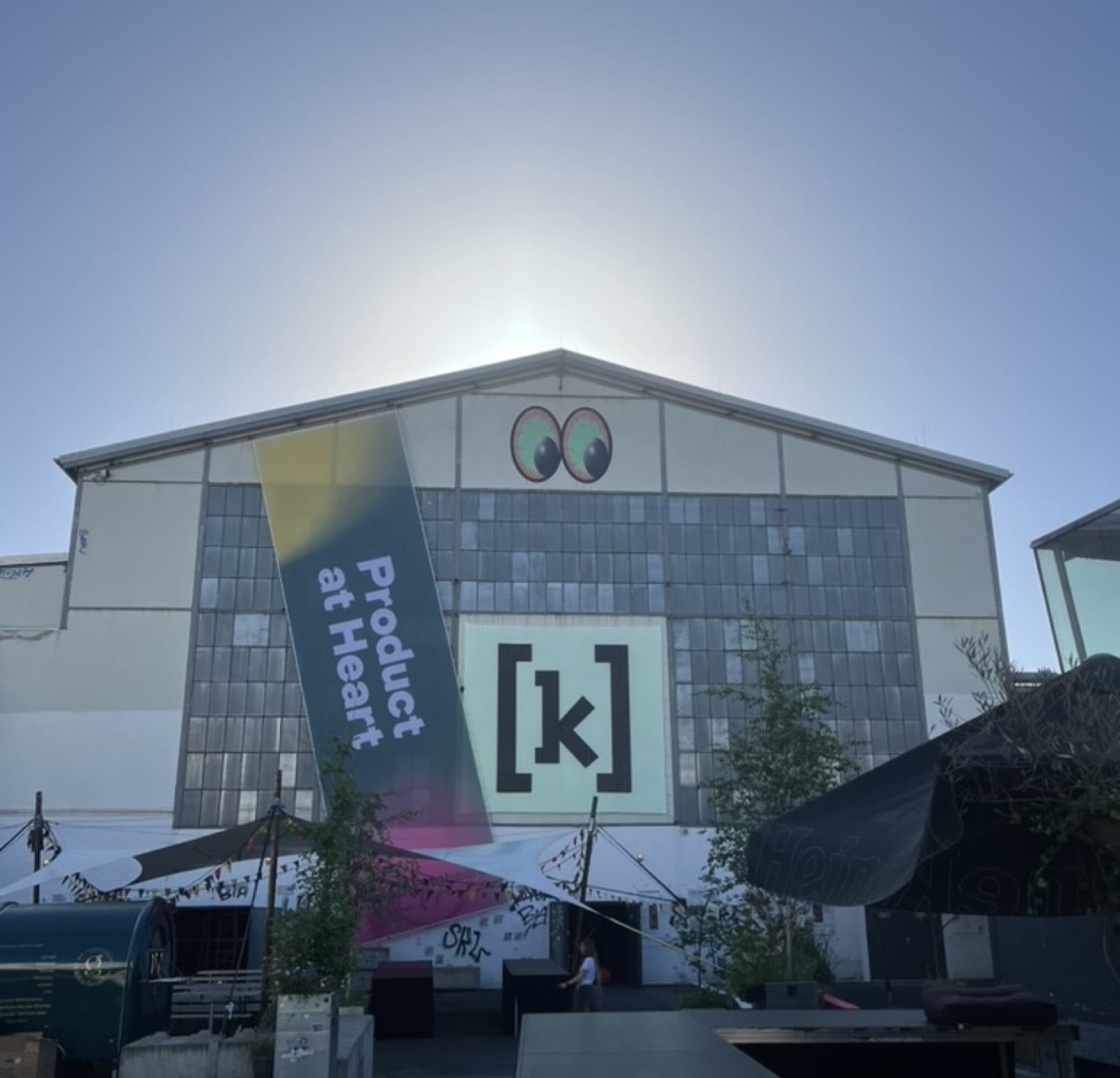 Fachada do Kampnagel, em Hamburgo, com o banner do Product at Heart pendurado